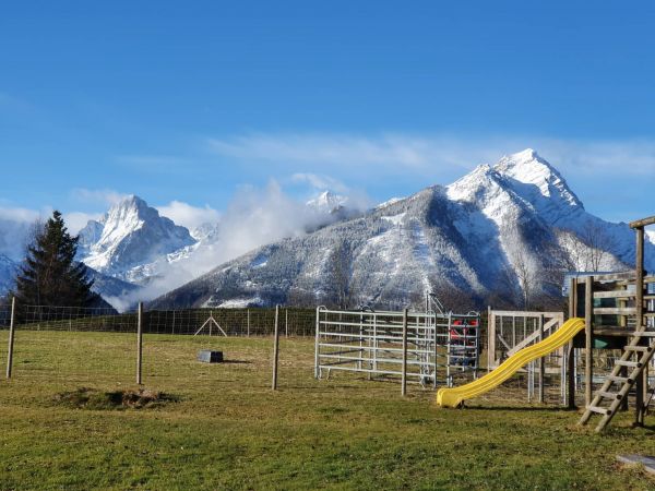 Okolí penzionu - dětské hřiště